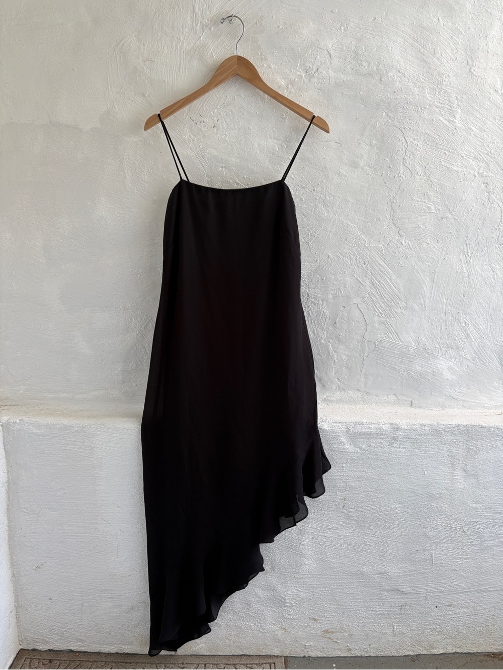 Arianna Rachel Kaye 90s-inspired vintage style  asymmetrical black midi dress
